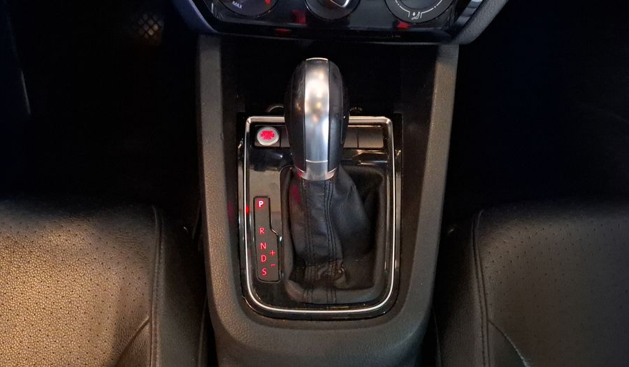 Volkswagen Jetta 2.5 SPORTLINE BOLSA PAQWELT TECHO TIP. Sedan 2015