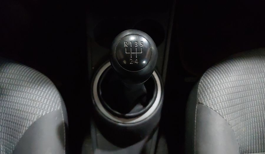Volkswagen Gol 1.6 TRENDLINE MT Hatchback 2013