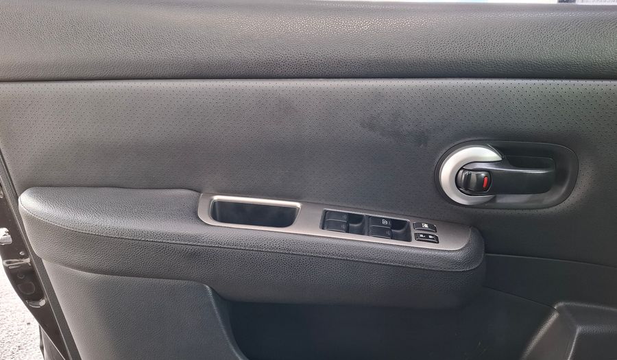 Nissan Tiida 1.8 TEKNA Hatchback 2011