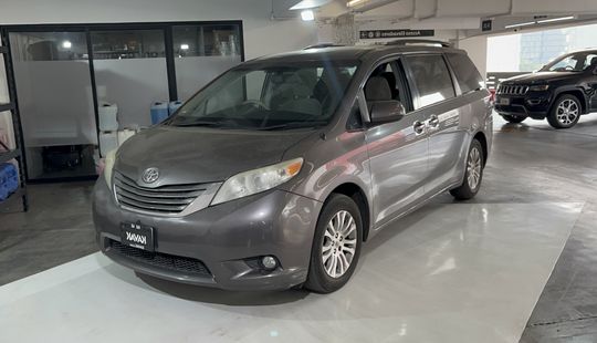 Toyota • Sienna