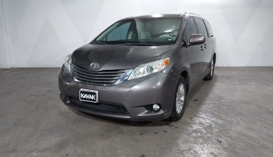 Toyota • Sienna