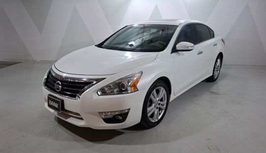 Nissan • Altima