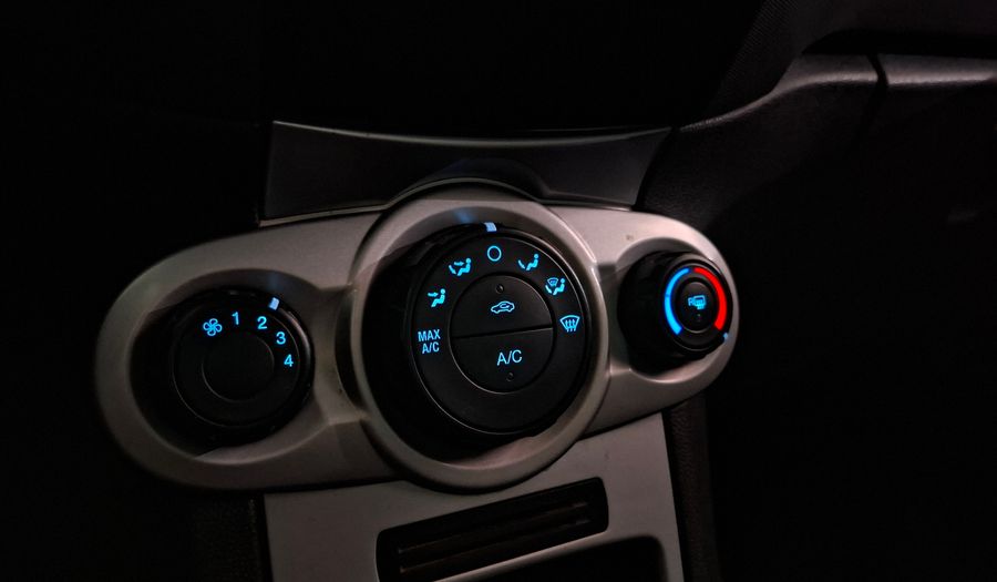 Ford Fiesta Kinetic Design 1.6 SE Hatchback 2015