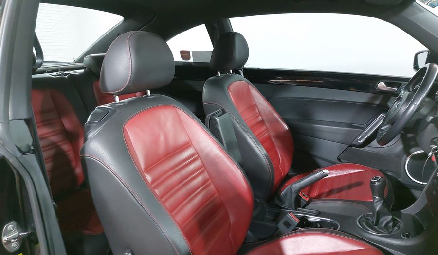 Volkswagen Beetle 2.0 TURBO MT Hatchback 2013