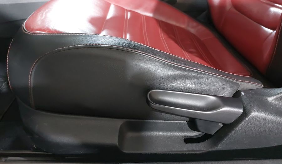 Volkswagen Beetle 2.0 TURBO MT Hatchback 2013