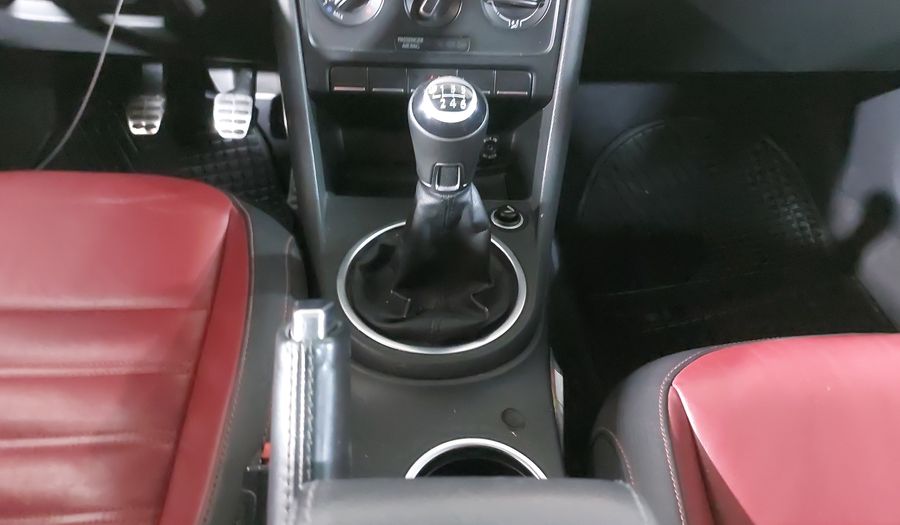 Volkswagen Beetle 2.0 TURBO MT Hatchback 2013