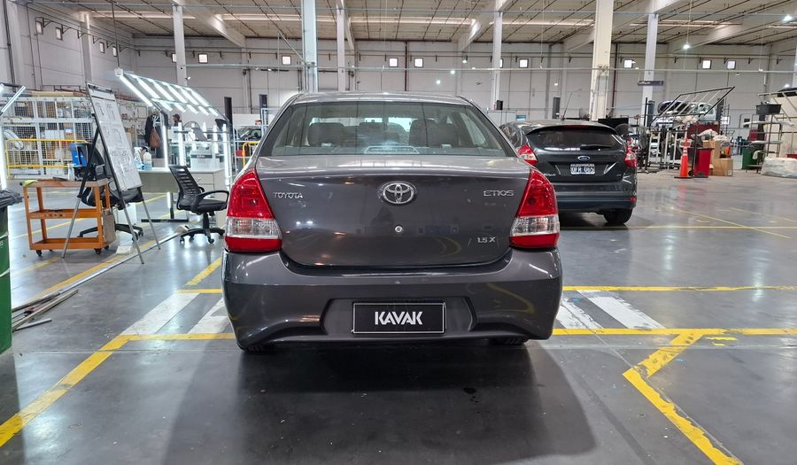 Toyota Etios 1.5 X Sedan 2022