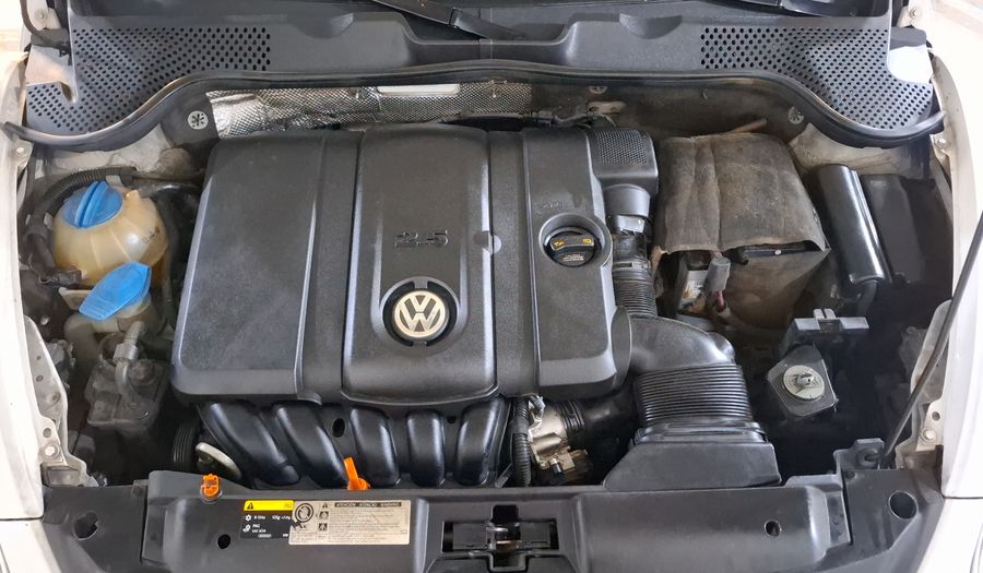 Volkswagen Beetle 2.5 SPORT MT Hatchback 2013