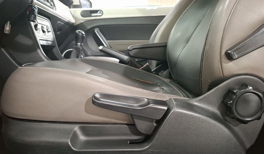 Volkswagen Beetle 2.5 SPORT MT Hatchback 2013