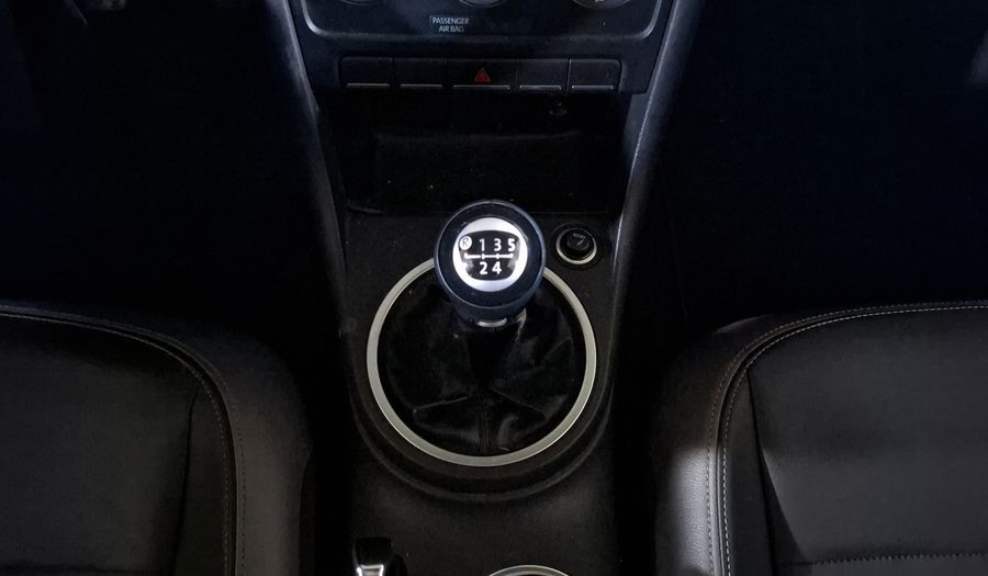 Volkswagen Beetle 2.5 SPORT MT Hatchback 2013