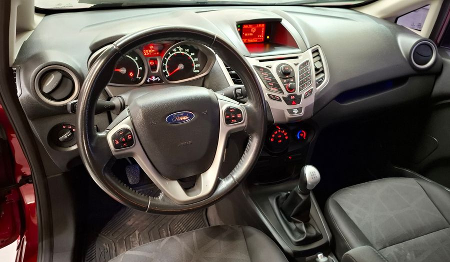 Ford Fiesta Kinetic Design 1.6 16V TITANIUM Hatchback 2013