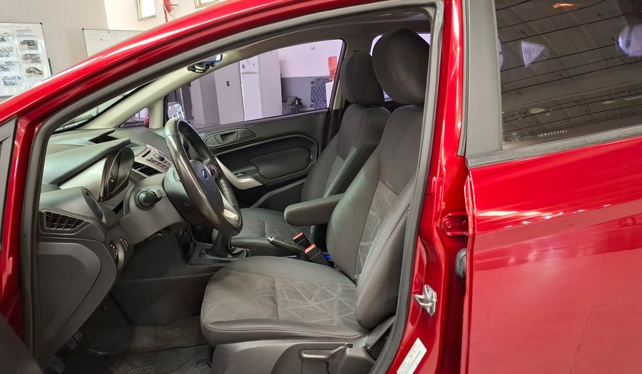 Ford Fiesta Kinetic Design 1.6 16V TITANIUM Hatchback 2013