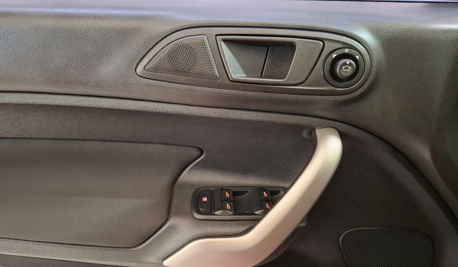 Ford Fiesta Kinetic Design 1.6 16V TITANIUM Hatchback 2013