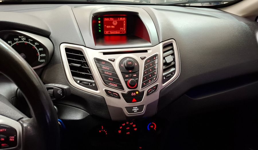 Ford Fiesta Kinetic Design 1.6 16V TITANIUM Hatchback 2013