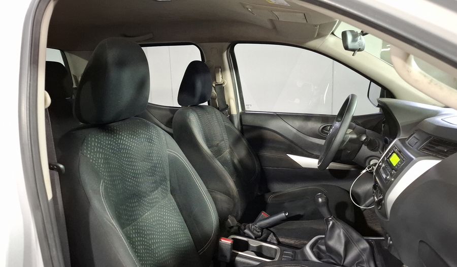 Nissan Np300 2.5 DOBLE CABINA SE TM AC PAQ SEG Pickup 2018