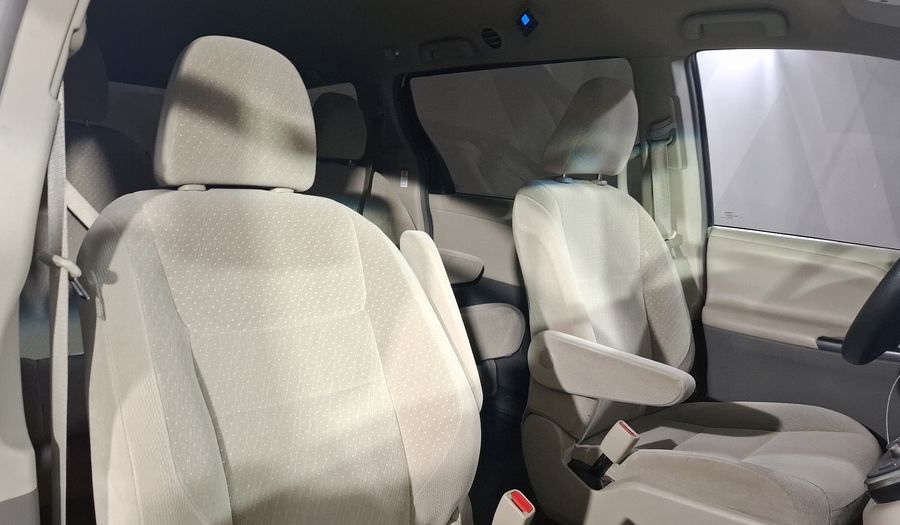 Toyota Sienna 3.5 LE AT Minivan 2017