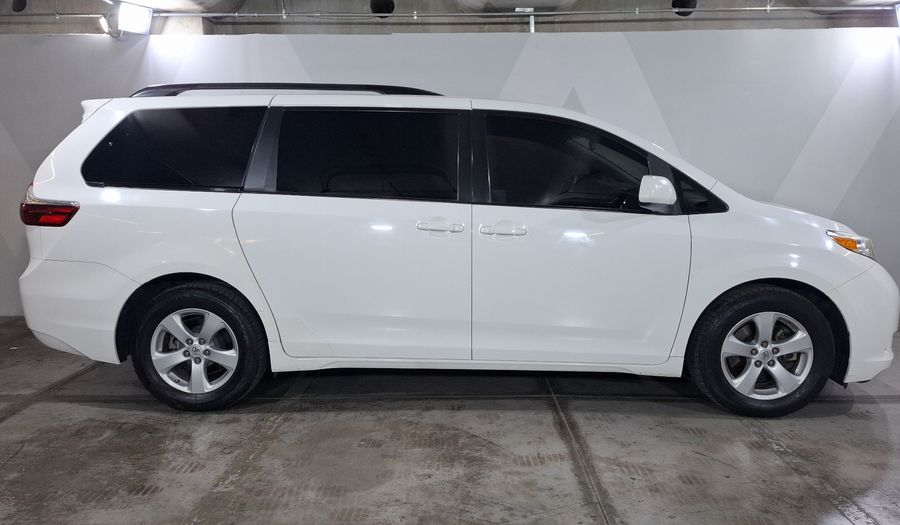 Toyota Sienna 3.5 LE AT Minivan 2017