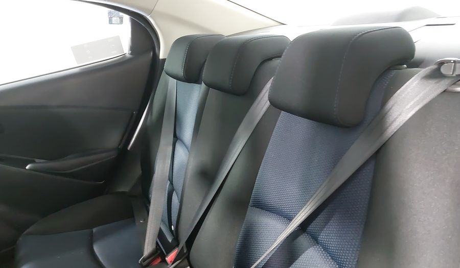 Toyota Yaris 1.5 R HIGH AT Sedan 2016