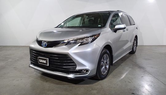 Toyota • Sienna