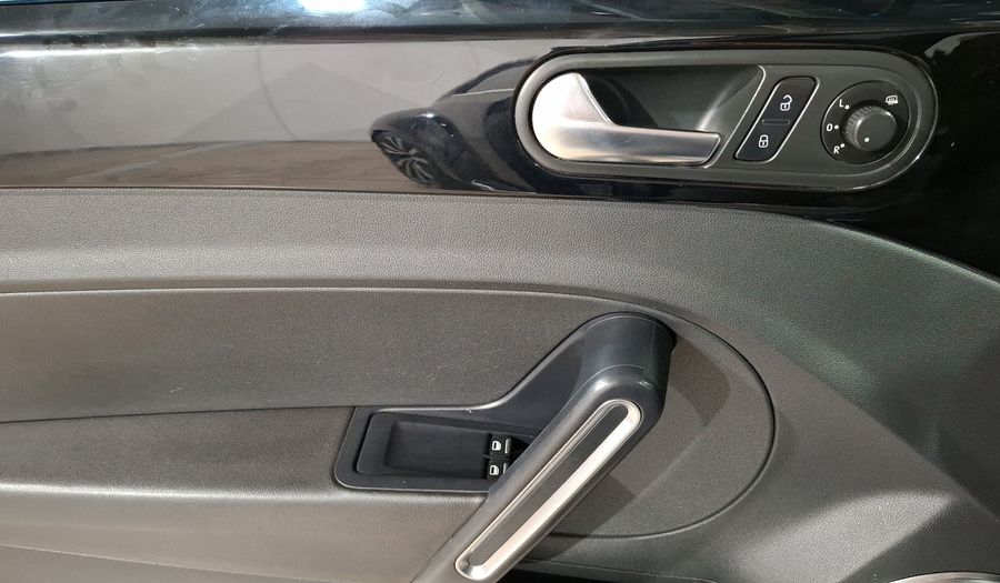 Volkswagen Beetle 2.0 FENDER TURBO DSG Hatchback 2013