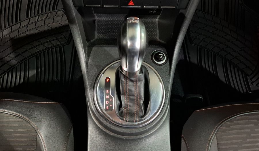 Volkswagen Beetle 2.0 FENDER TURBO DSG Hatchback 2013