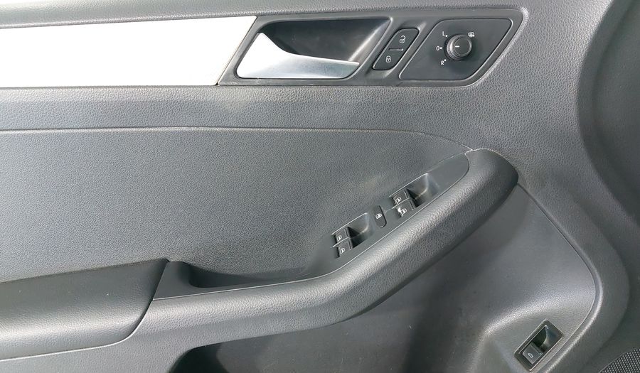 Volkswagen Jetta 2.5 TRENDLINE TIPTRONIC Sedan 2015