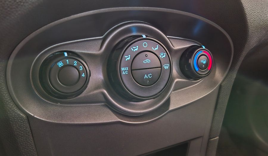 Ford Fiesta Kinetic Design 1.6 S PLUS Sedan 2014