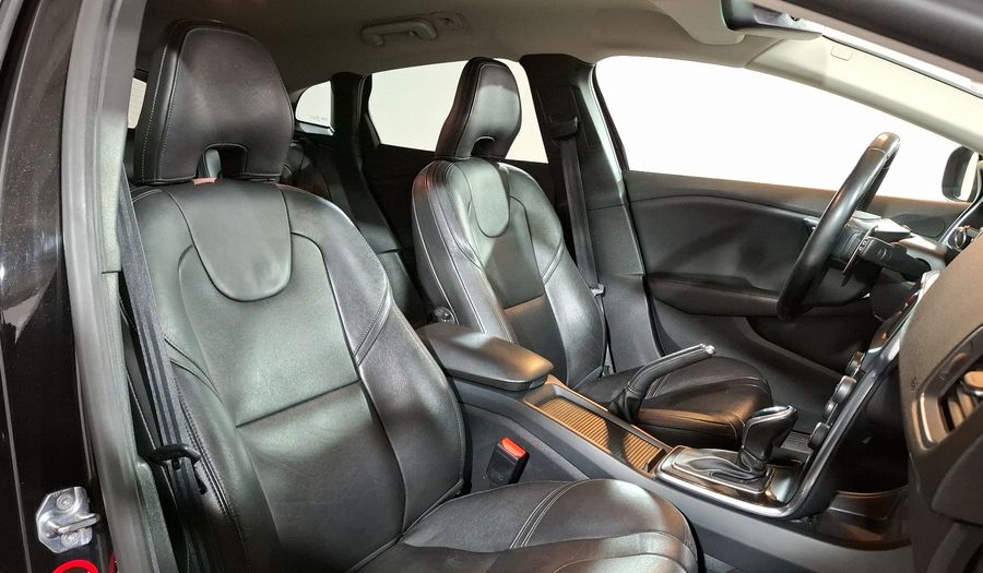 Volvo V40 2.0 MOMENTUM T4 AT AWD Hatchback 2018