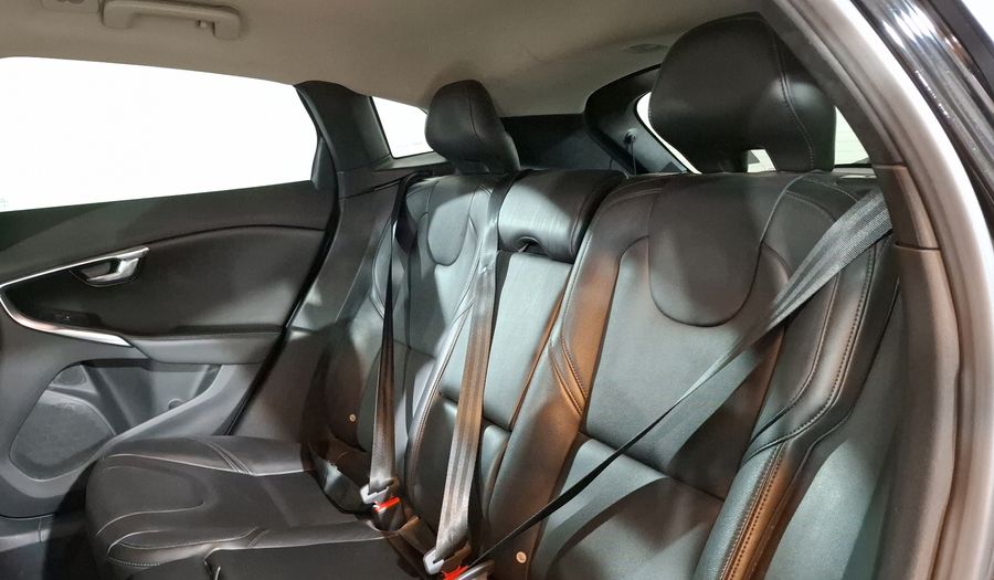 Volvo V40 2.0 MOMENTUM T4 AT AWD Hatchback 2018