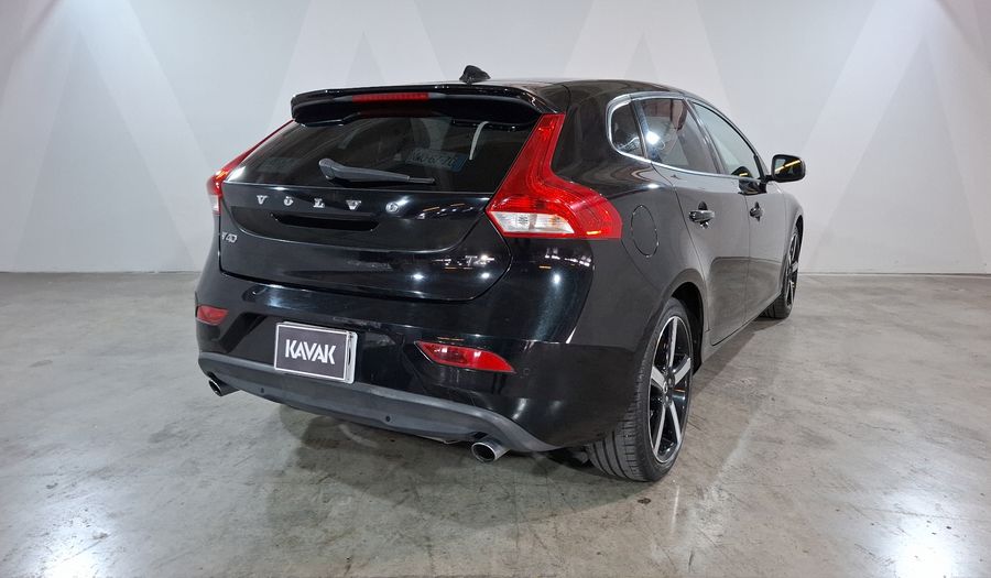 Volvo V40 2.0 MOMENTUM T4 AT AWD Hatchback 2018