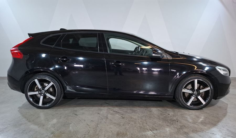 Volvo V40 2.0 MOMENTUM T4 AT AWD Hatchback 2018