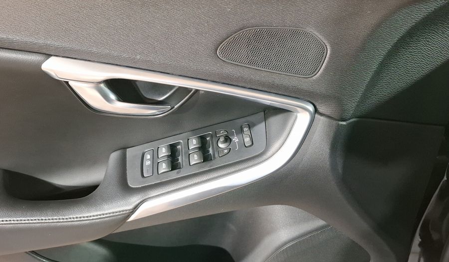 Volvo V40 2.0 MOMENTUM T4 AT AWD Hatchback 2018