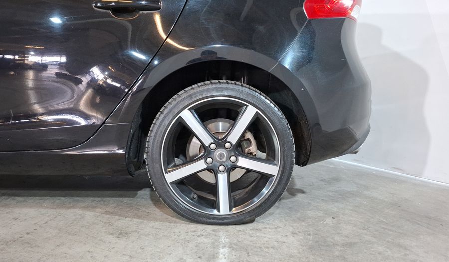 Volvo V40 2.0 MOMENTUM T4 AT AWD Hatchback 2018