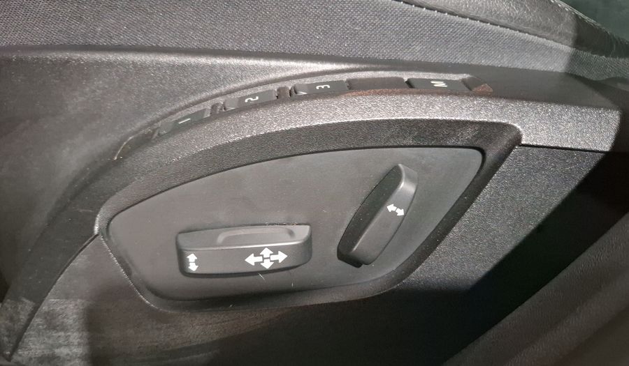 Volvo V40 2.0 MOMENTUM T4 AT AWD Hatchback 2018