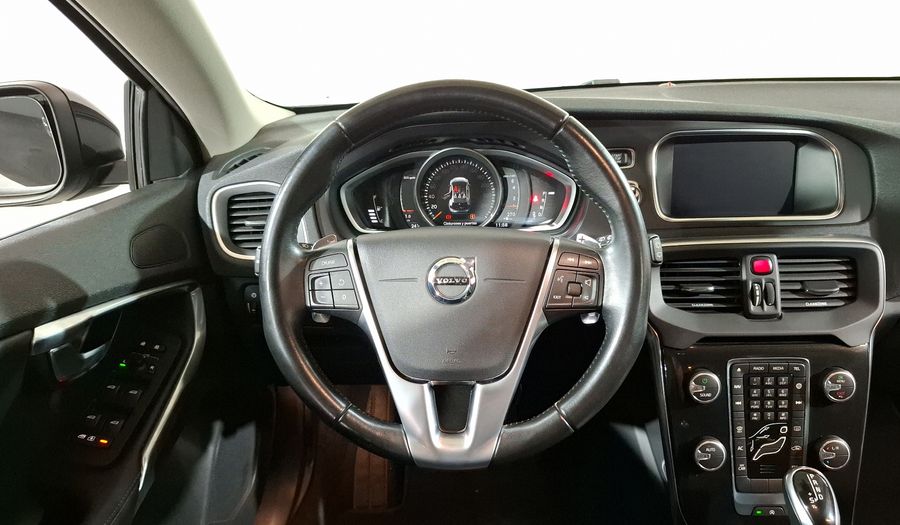 Volvo V40 2.0 MOMENTUM T4 AT AWD Hatchback 2018