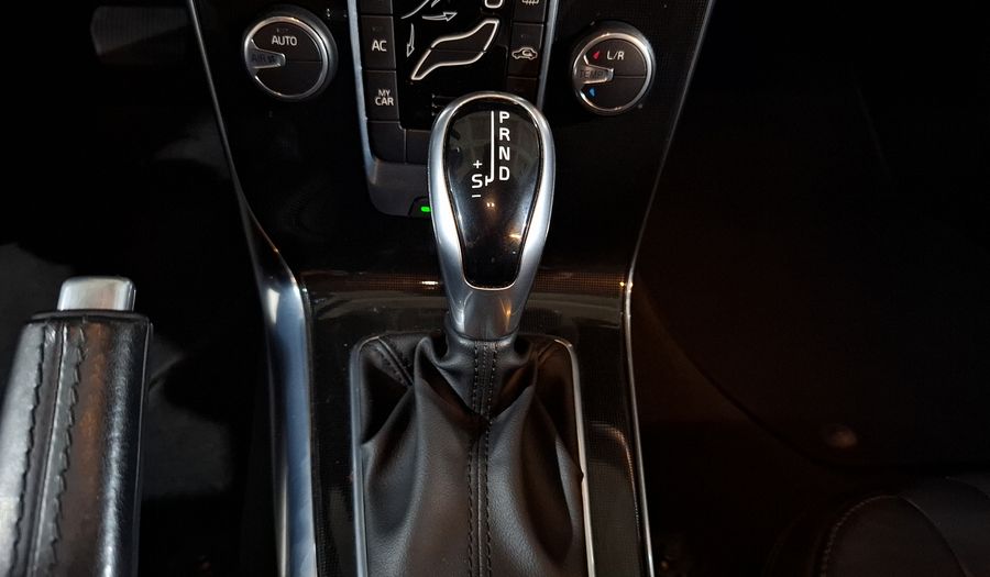 Volvo V40 2.0 MOMENTUM T4 AT AWD Hatchback 2018