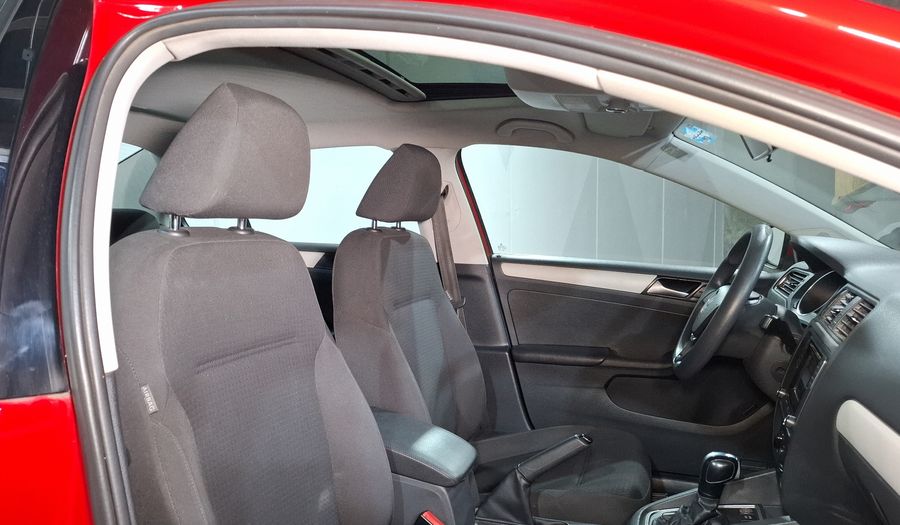 Volkswagen Jetta 2.5 COMFORTLINE TIP. BOLSAS AIRE DEL. Sedan 2018