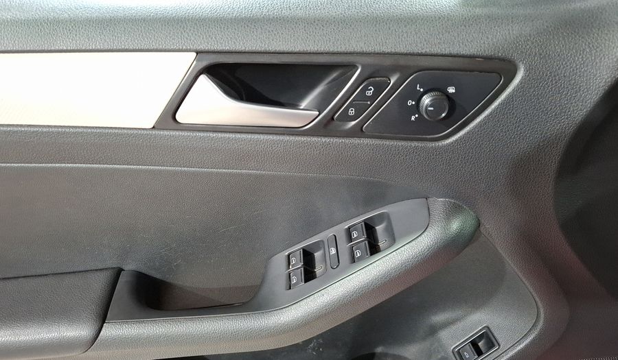 Volkswagen Jetta 2.5 COMFORTLINE TIP. BOLSAS AIRE DEL. Sedan 2018