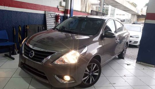 Nissan • Versa