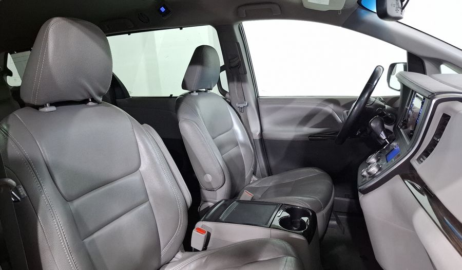 Toyota Sienna 3.5 XLE AT Minivan 2015