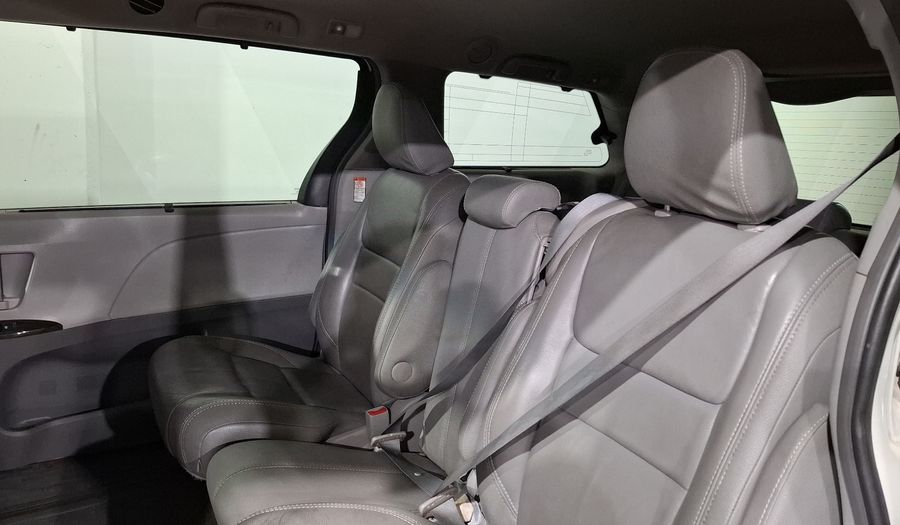 Toyota Sienna 3.5 XLE AT Minivan 2015
