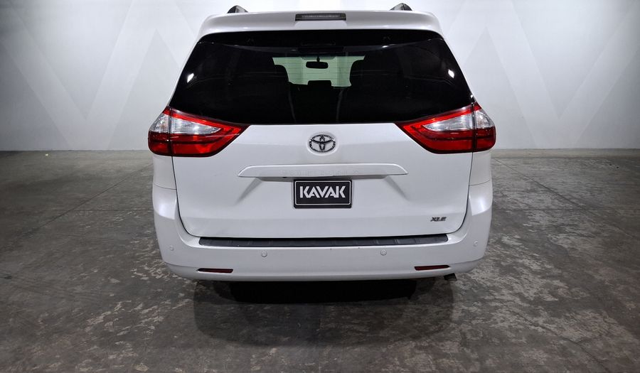 Toyota Sienna 3.5 XLE AT Minivan 2015