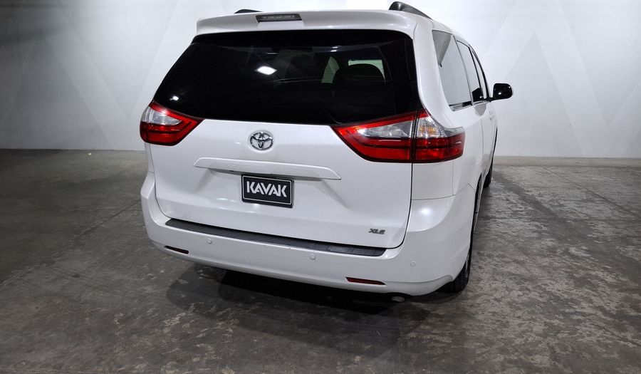Toyota Sienna 3.5 XLE AT Minivan 2015