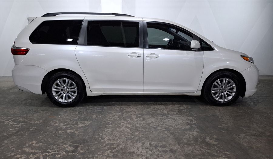 Toyota Sienna 3.5 XLE AT Minivan 2015