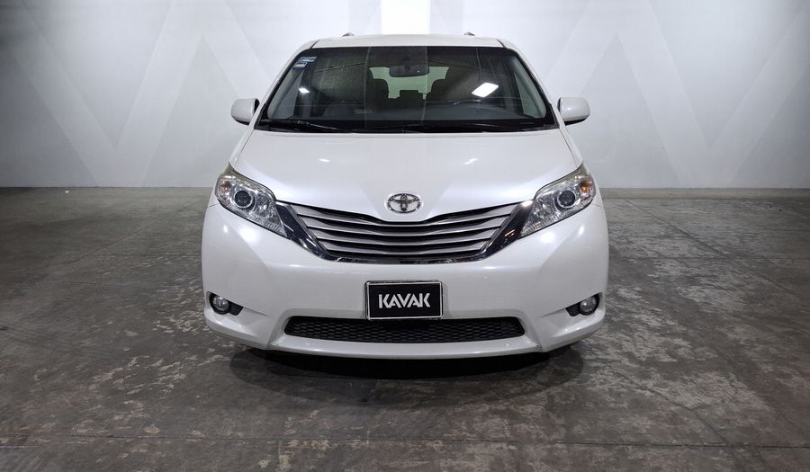 Toyota Sienna 3.5 XLE AT Minivan 2015