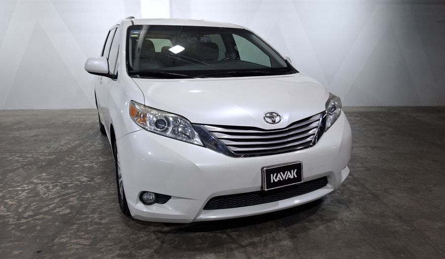 Toyota Sienna 3.5 XLE AT Minivan 2015
