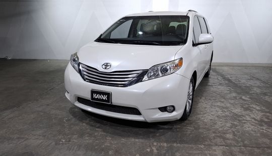 Toyota • Sienna