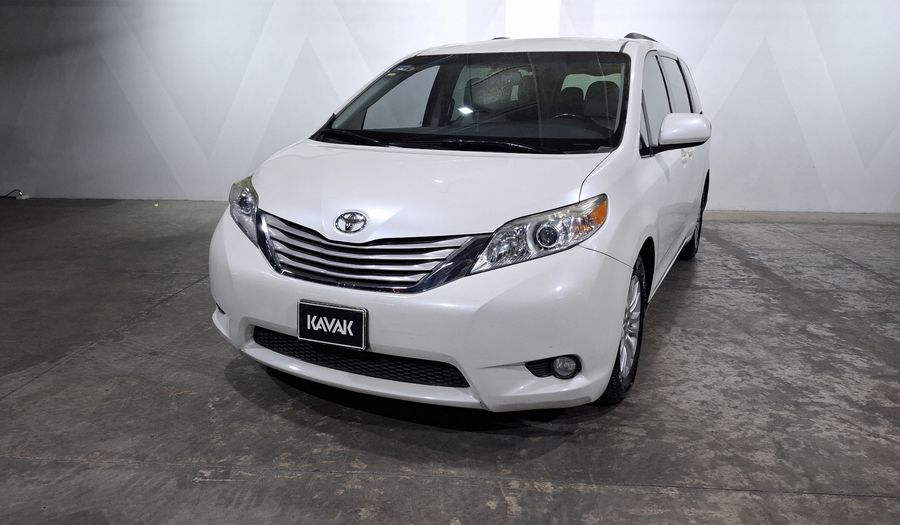 Toyota Sienna 3.5 XLE AT Minivan 2015