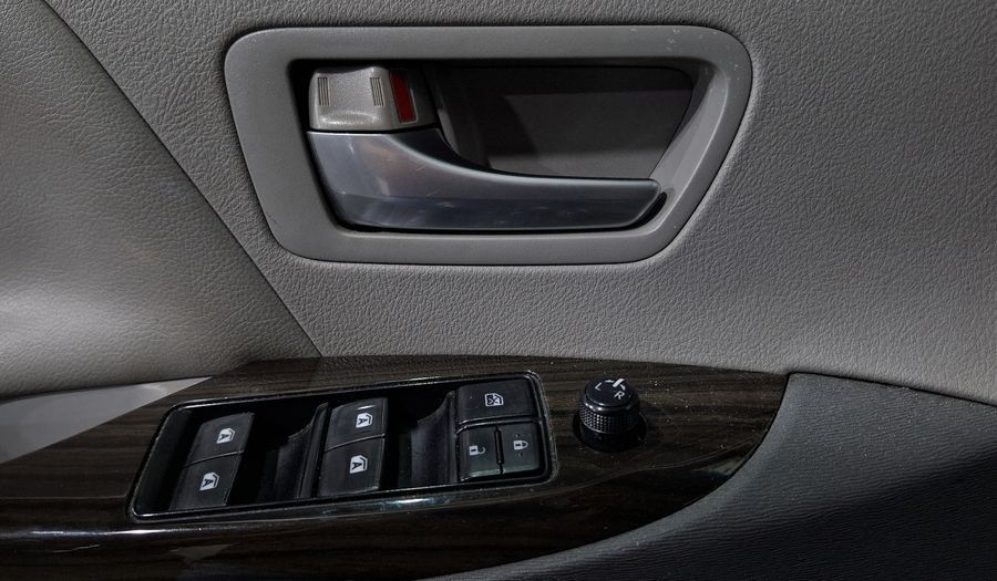 Toyota Sienna 3.5 XLE AT Minivan 2015