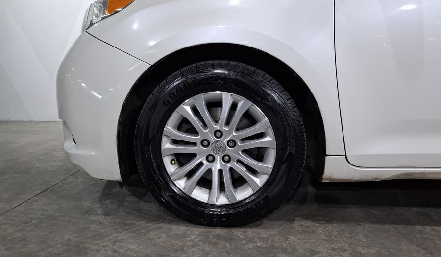 Toyota Sienna 3.5 XLE AT Minivan 2015